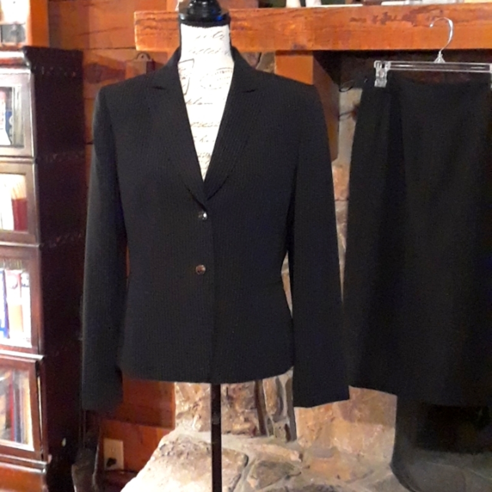 Tamari Arthur S. Levine pinstripe skirt suit - 10
